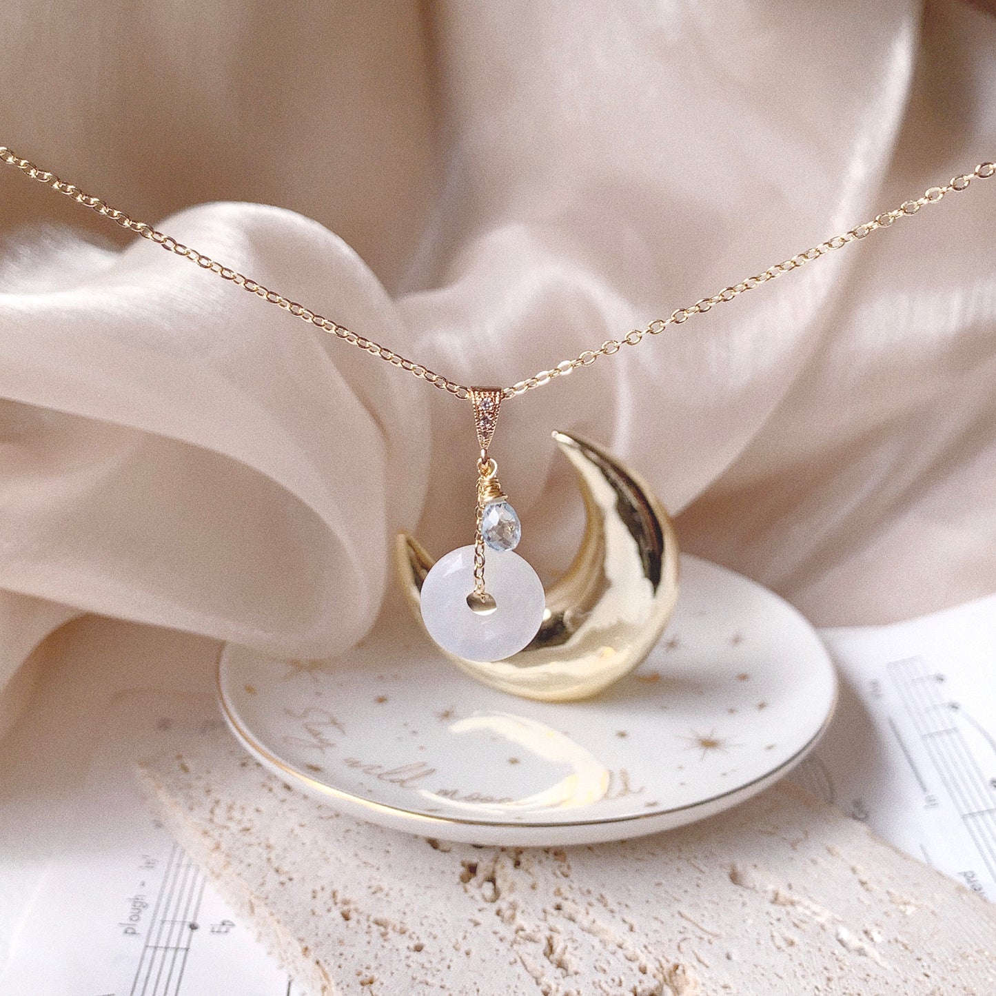 SNOW DONUT NECKLACE