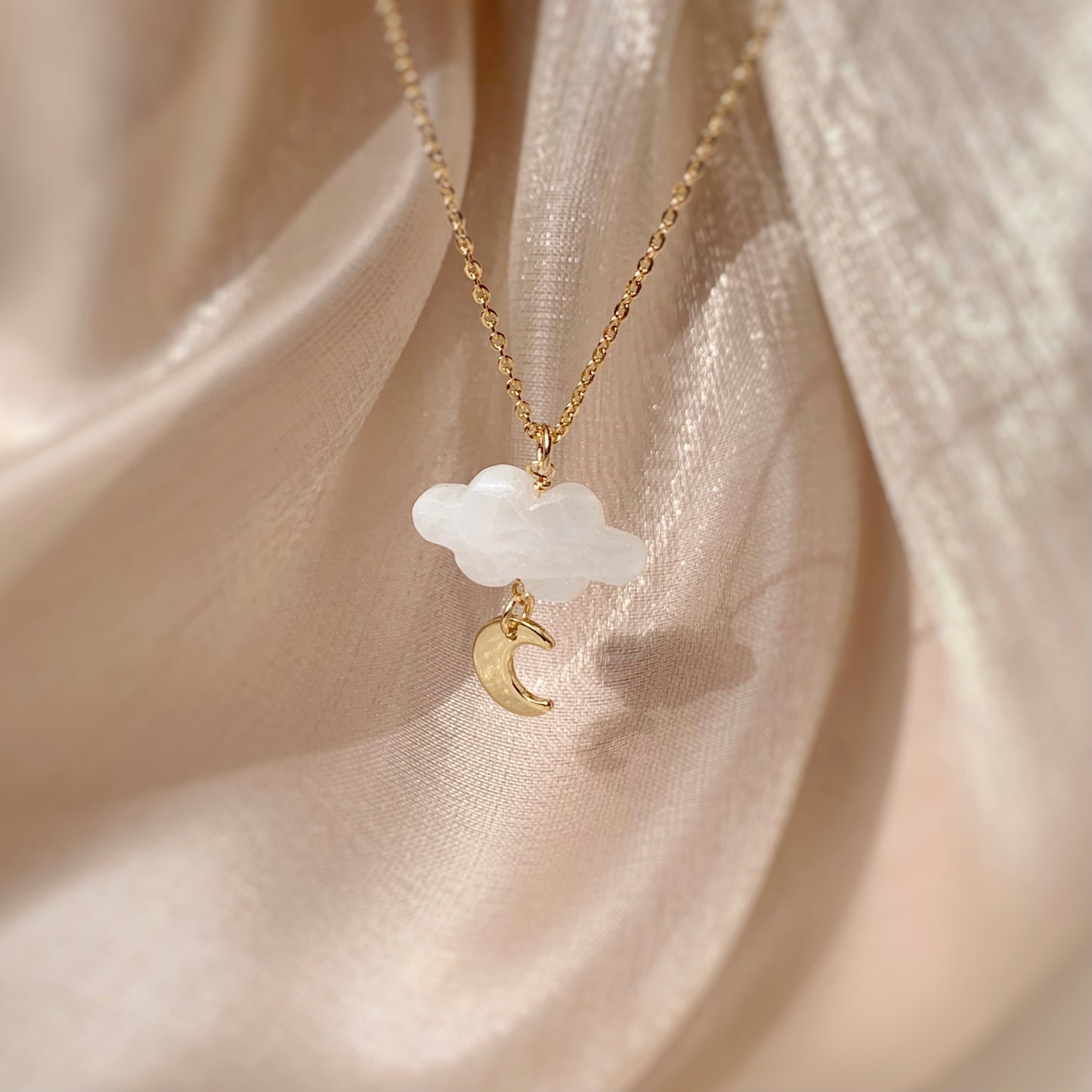 WALKING ON CLOUD NECKLACE (MOONDROP)