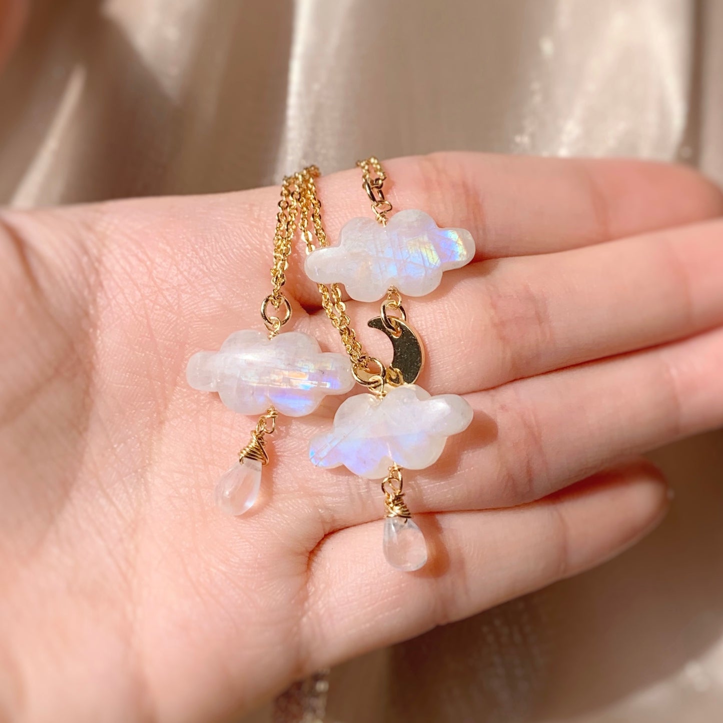 WALKING ON CLOUD NECKLACE (MOONDROP)