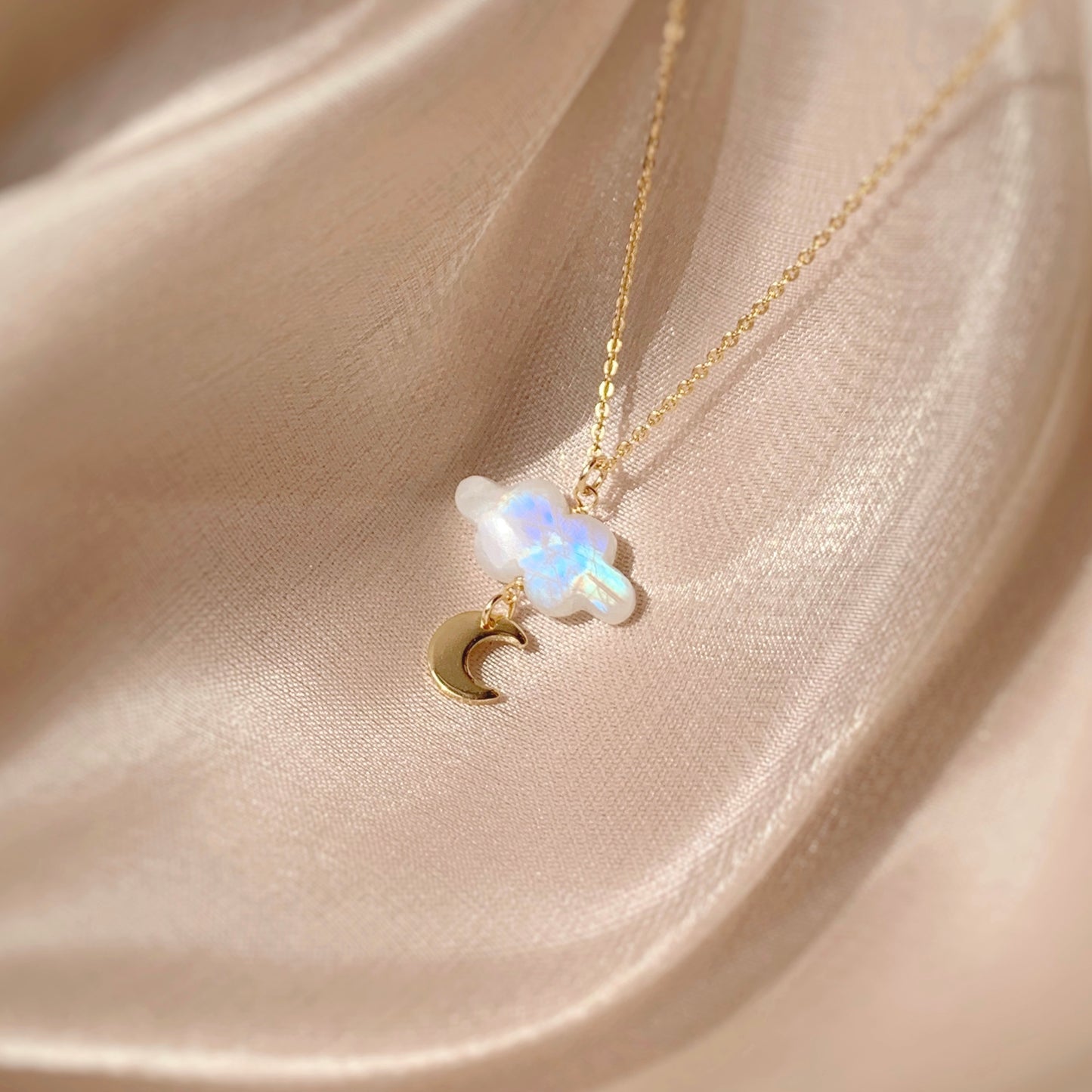 WALKING ON CLOUD NECKLACE (MOONDROP)